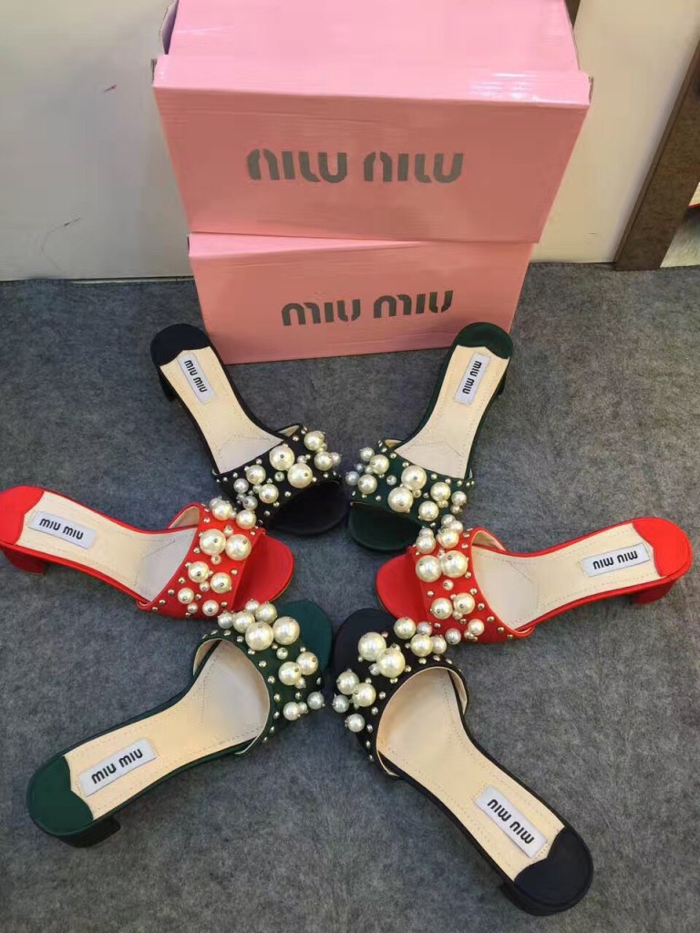 Dép đế vuông đính ngọc trai