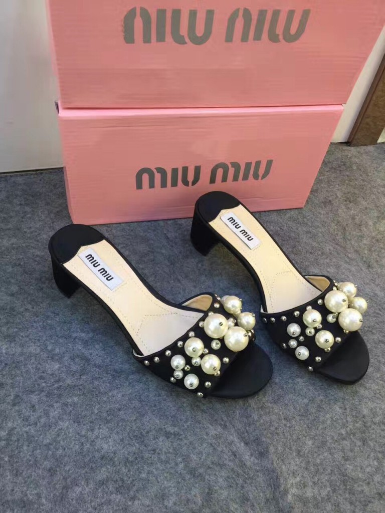 Dép đế vuông đính ngọc trai