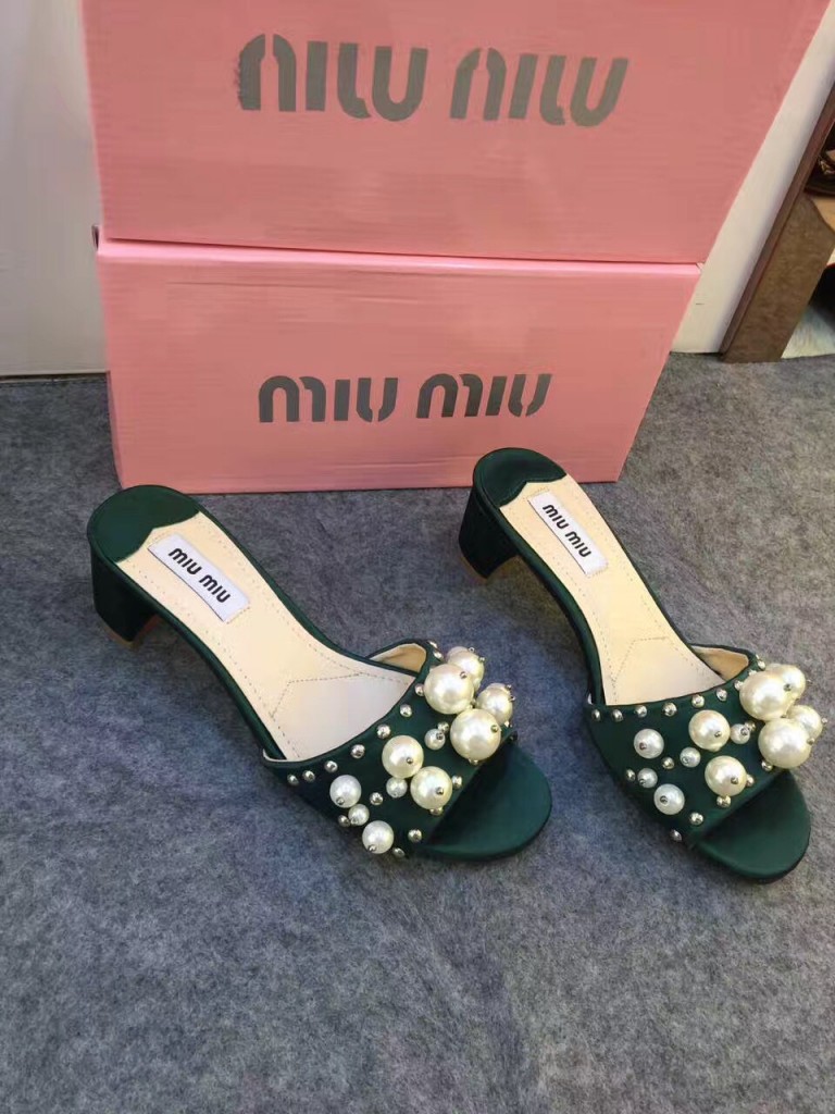 Dép đế vuông đính ngọc trai