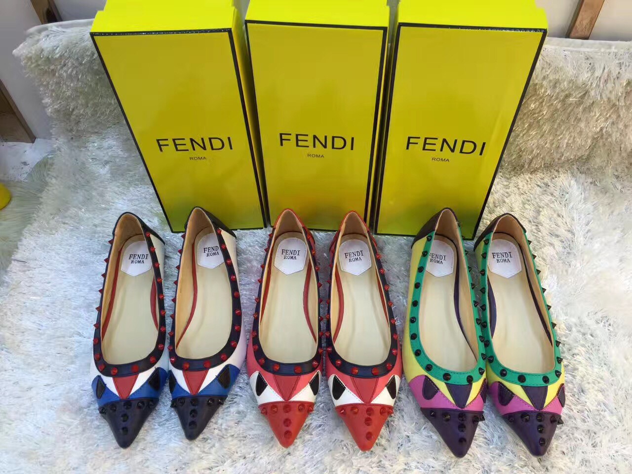 Guốc đế vuông hình thú đính đinh cá tính