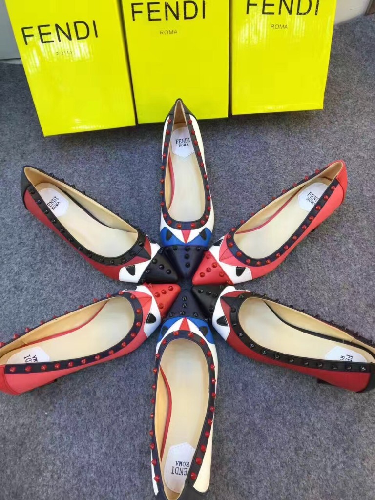 Guốc đế vuông hình thú đính đinh cá tính