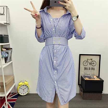 Đầm công sở yếm kèm áo khoác sơ mi bên ngoài