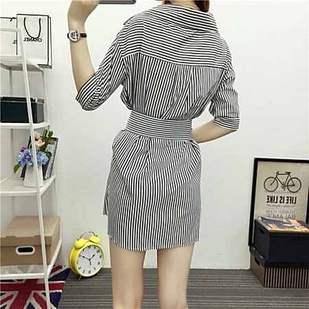 Đầm công sở yếm kèm áo khoác sơ mi bên ngoài