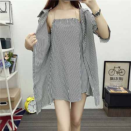 Đầm công sở yếm kèm áo khoác sơ mi bên ngoài