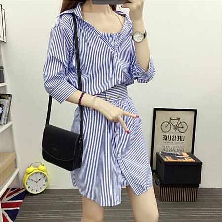 Đầm công sở yếm kèm áo khoác sơ mi bên ngoài