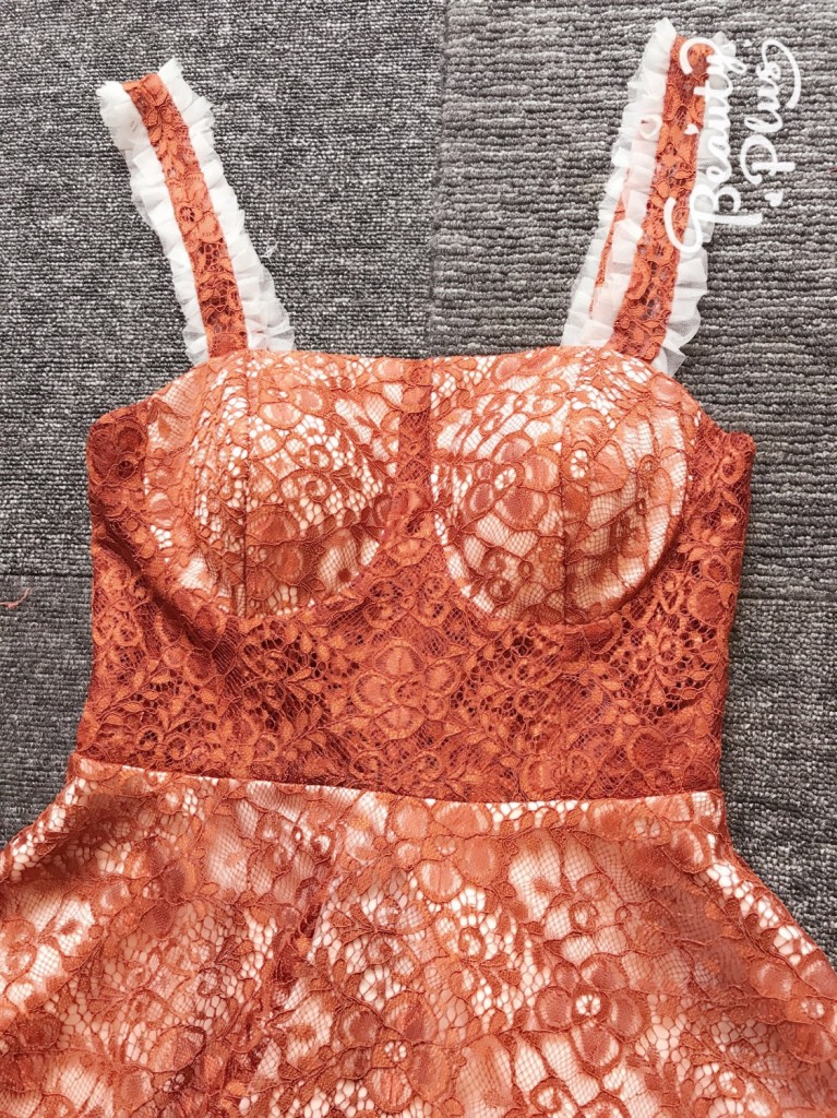 Đầm ren xoè 2 dây nhúng bèo