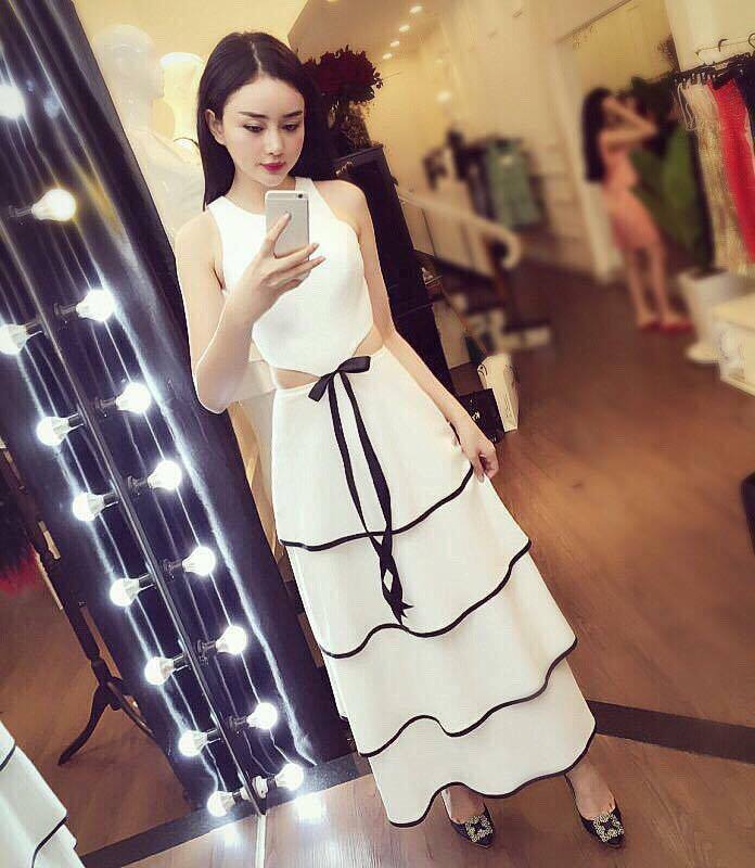 Đầm xếp tầng trắng dạo phố