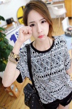 Áo thun nền đen họa tiết trắng đơn giản