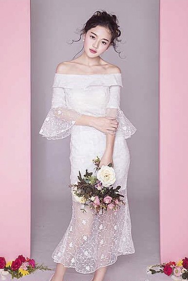 Đầm ren đuôi cá rớt vai giống dạng cô dâu nữ tính  Đầm ren đuôi cá rớt vai giống dạng cô dâu nữ tính