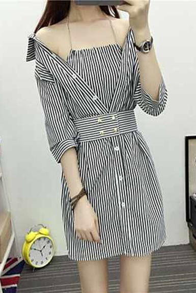 Đầm công sở yếm kèm áo khoác sơ mi bên ngoài Đầm công sở yếm kèm áo khoác sơ mi bên ngoài